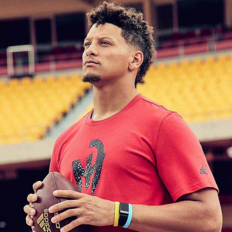 Mahomes es uno de los tres mariscales de campo negros que han ganado el <b>Super</b> <b>Bowl</b>, junto a Williams y Russell Wilson (2013), de un total de siete que han competido hasta ahora en el gran escenario del deporte estadounidense.