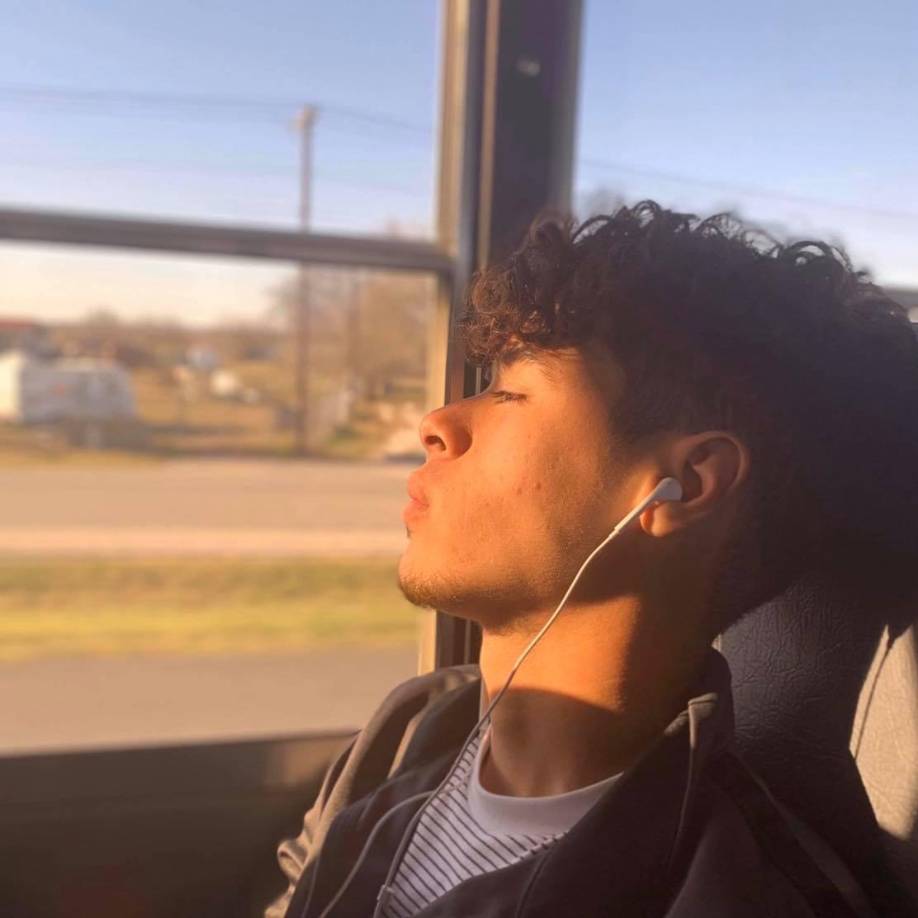 “Aún no lo puedo creer, un gran muchacho con una vida por delantelos acompaño en su dolor”, lamentó una de sus amigas en las redes sociales.