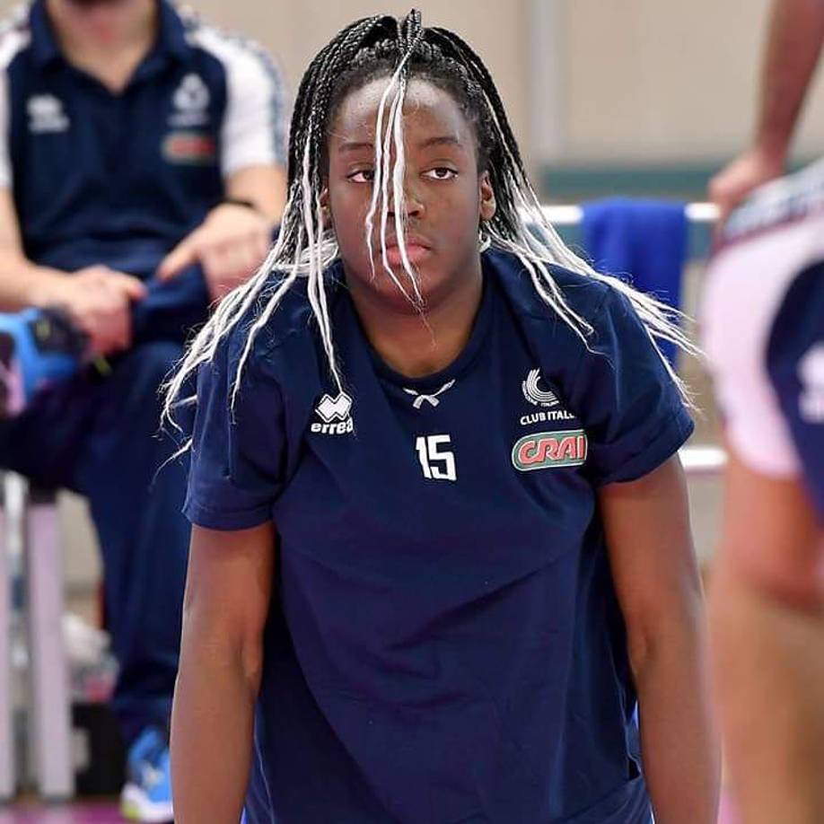 La Federación de Voleibol Italiana decretó eeste viernes un minuto de silencio en todos los partidos que se disputen hasta el domingo en memoria de la fallecida.