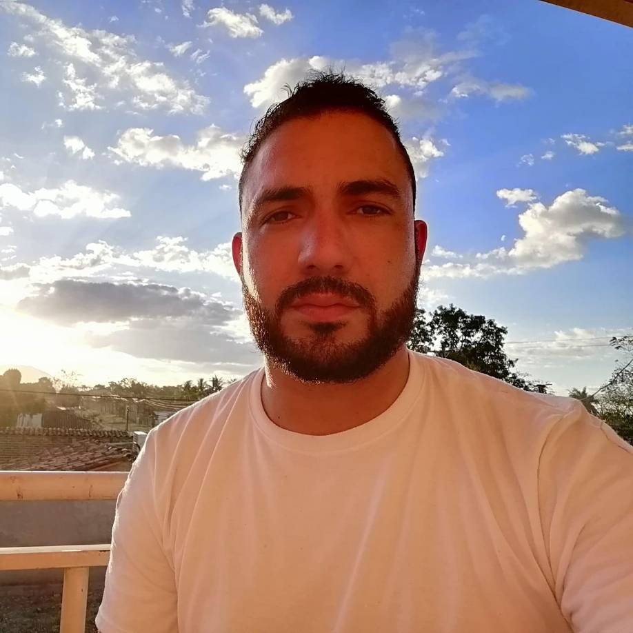 Las autoridades policiales que llegaron al lugar a resguardar la escena del crimen manifestaron que desconocen la razón por la cual le quitaron la vida.