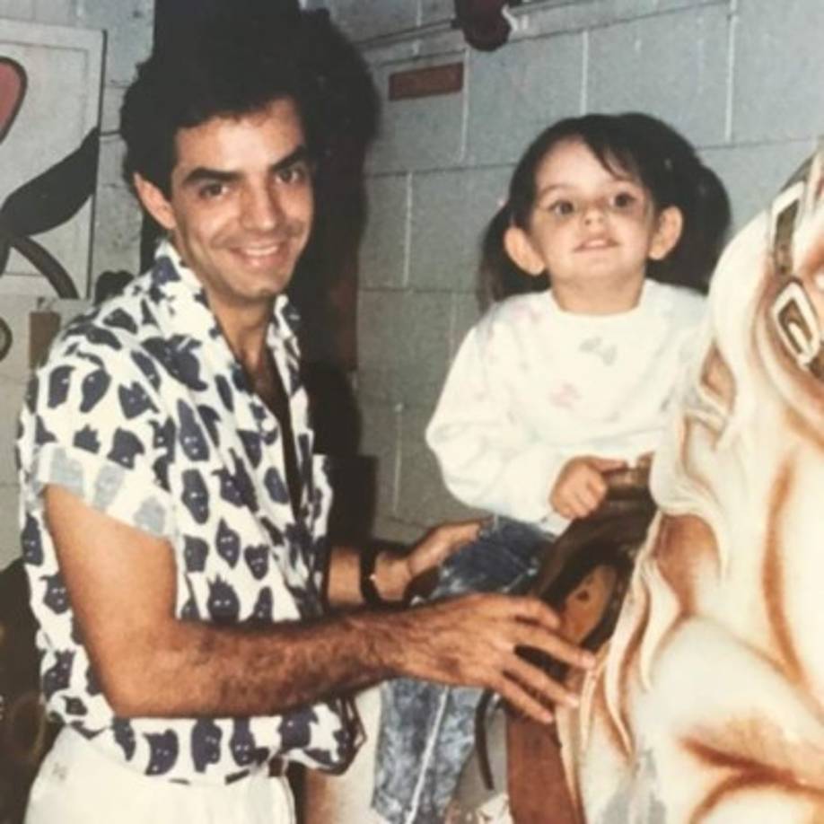 Aislinn Derbez es la mayor de los cinco hijos del productor mexicano Eugenio Derbez; y por supuesto tiene un enorme parecido con su padre.