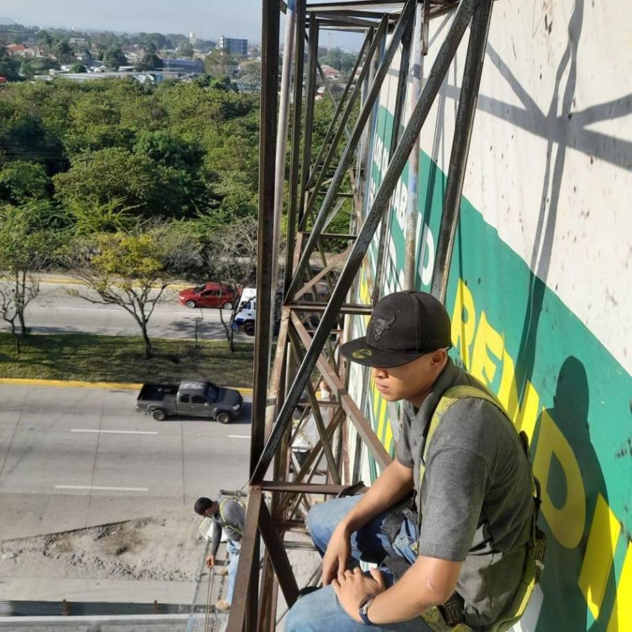 Además, mostraba imágenes laborando como soldador y pintor en diferentes lugares de San Pedro Sula. 