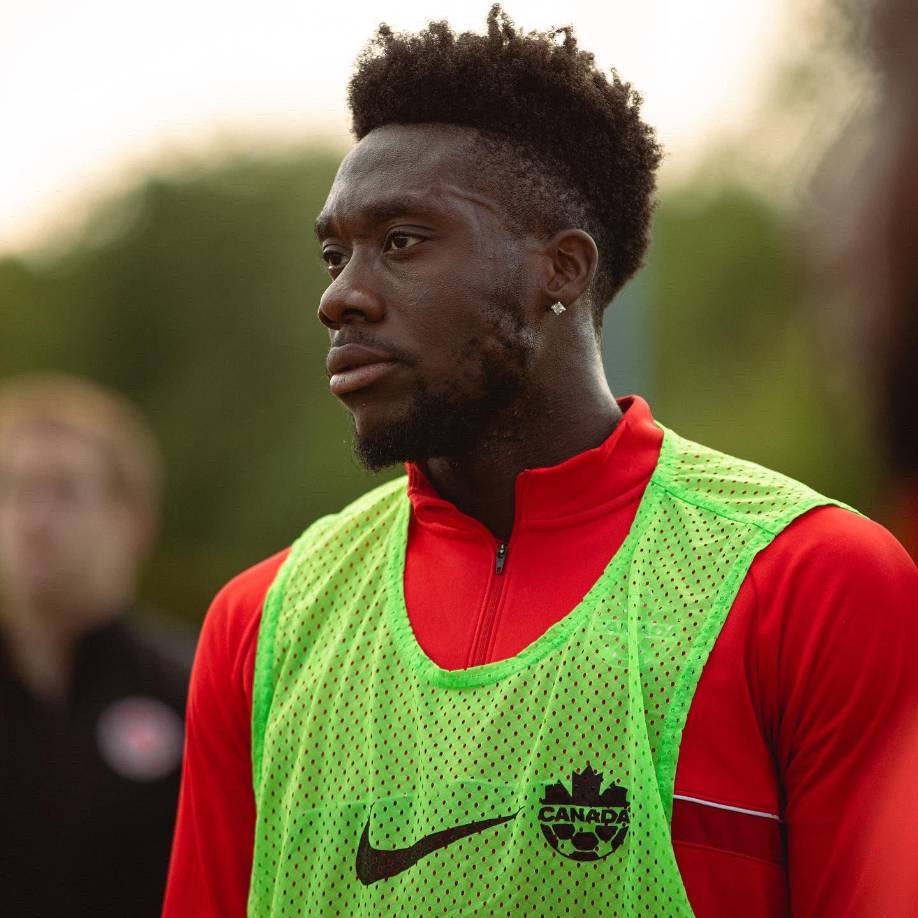 Alphonso Davies es la gran figura de la selección de Canadá que enfrenta este lunes en el estadio Olímpico a Honduras. El jugador del Bayern Múnich compartió con los aficionados hondureños que le demostraron su cariño y admiración.