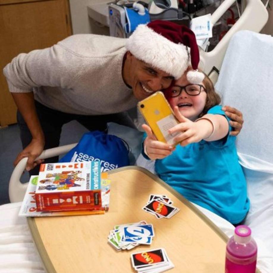 Los pacientes aprovecharon para tomarse fotos con el expresidente que se mostró muy feliz.