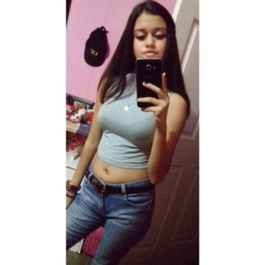 Al momento de la balacera, la joven departía en un establecimiento junto a su madre, al hombre que falleció y otras personas.