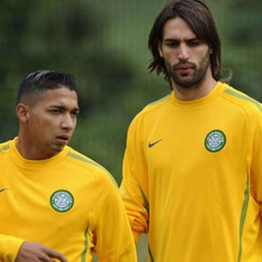 En Escocia compartió vestuario con figuras preponderantes del fútbol europeo, como Virgil Van Djik, Scott Brown o Victor Wanyama. En imagen, junto al griego Giorgios Samaras.