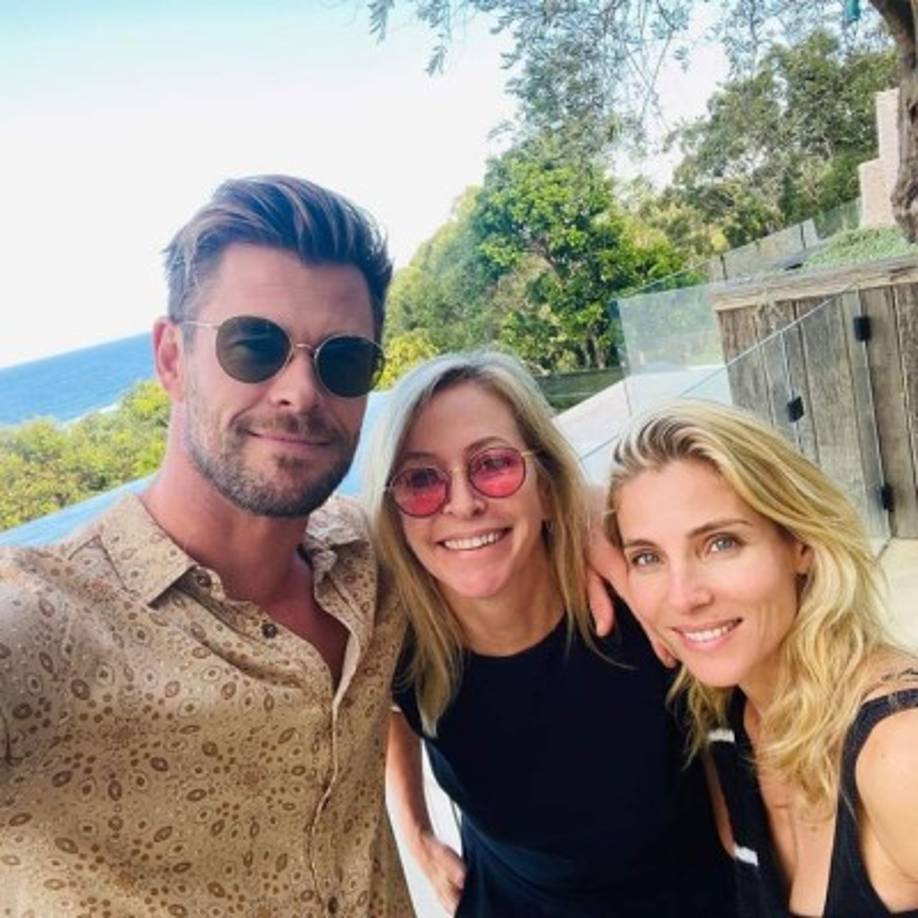 Chris Hemworth celebró a su madre, Leonie, y su esposa, Elsa Pataky, con quien tiene tres hijos. '¡Felices días de las madres a todas esas mamás increíbles. Hoy les rendimos homenaje! Xoxo (besos y abrazos)', escribió el intérprete de Thor.