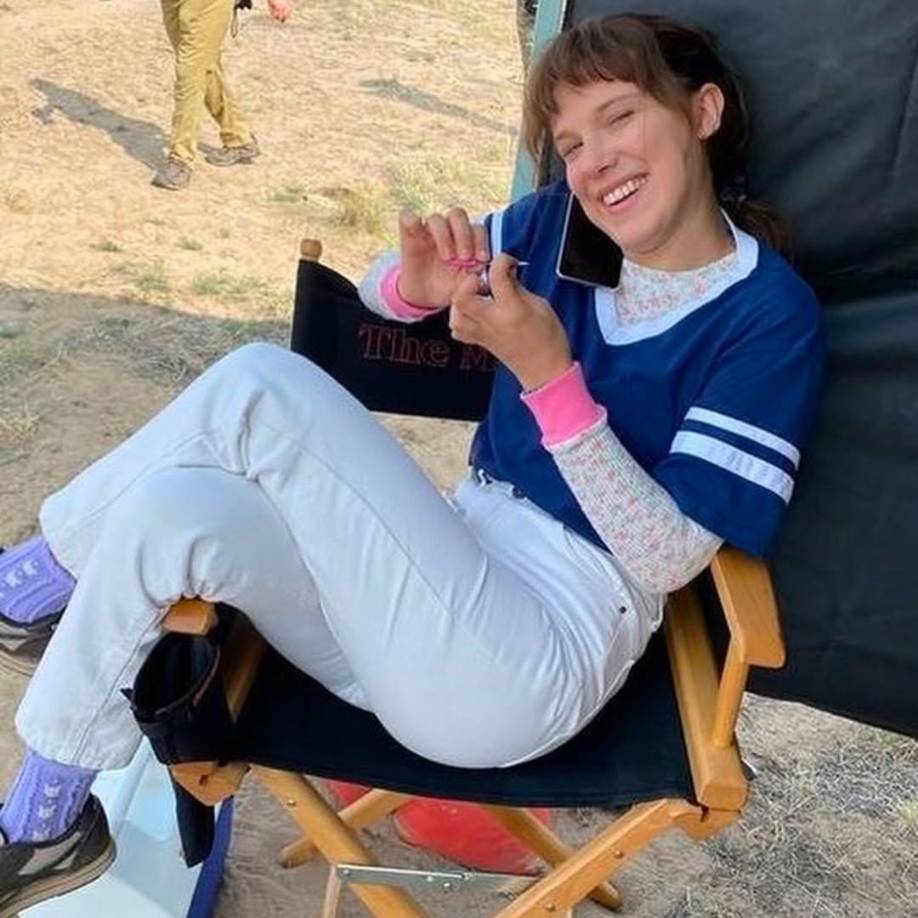 De esta manera Millie Bobby Brown se despide de su etapa de actriz infantil y adolescente para asumir roles de adulta en su carrera actoral.