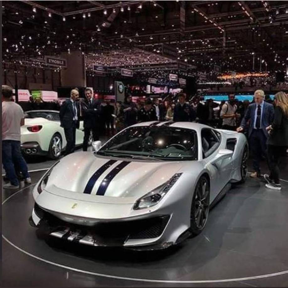 Si tuvieras la oportunidad de echar un vistazo al garaje de Kylian Mbappé, seguro que tu mirada se vería inmediatamente atrapada por un Ferrari. Un fantástico 488 Pista valuado en poco más 500,000 dólares. El modelo elegido por Kylian Mbappé es tan ágil como él mismo, gracias a un motor V8 biturbo de 3.9 litros capaz de producir hasta 711 CV. 