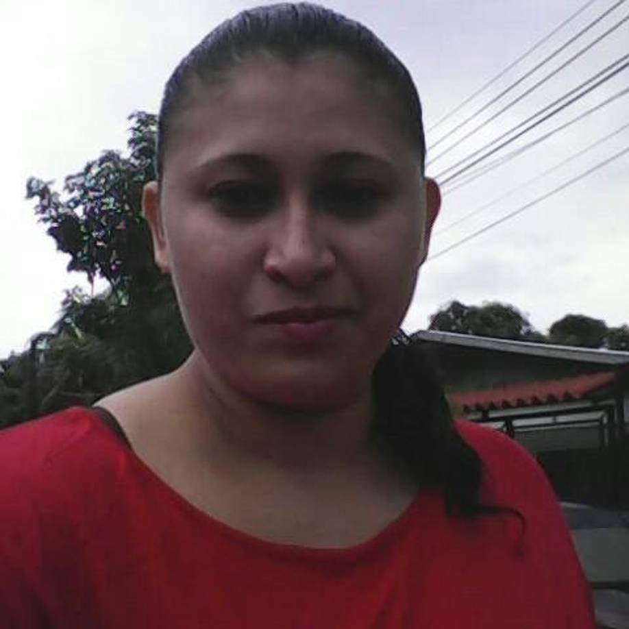 El impacto fue tan severo que la motocicleta quedó atrapada debajo de la unidad de transporte público. 