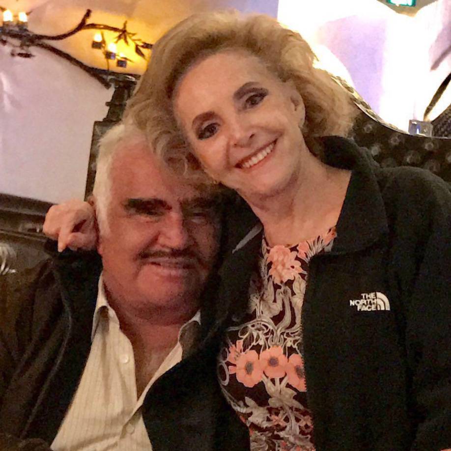 Muchas veces, la ajetreada carrera musical de Vicente, lo alejó por grandes periodos de tiempo de su amada esposa, que los llevó a una separación. 