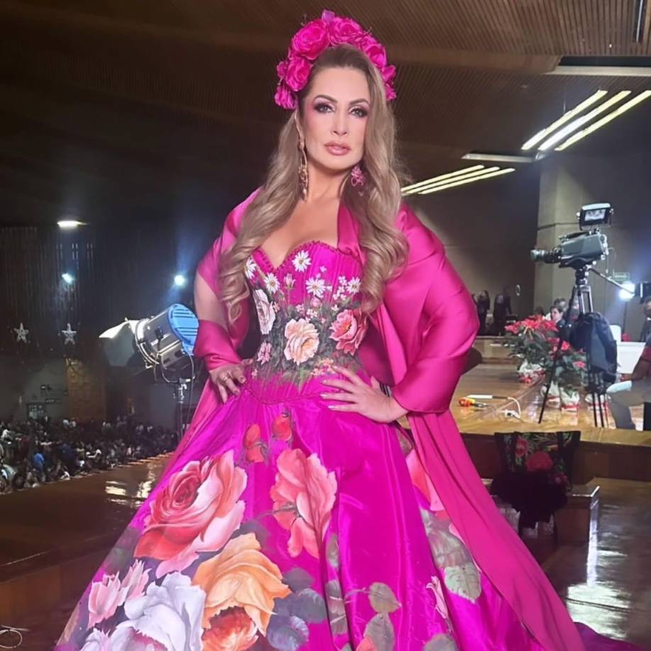 Por segundo año, la actriz y cantante Patricia Navidad estuvo a cargo de presentar el homenaje que se transmitió por Telemundo y lo hizo luciendo increíble con un vestido rosado fucsia con flores pintadas a mano, creado por el diseñador Mitzy.