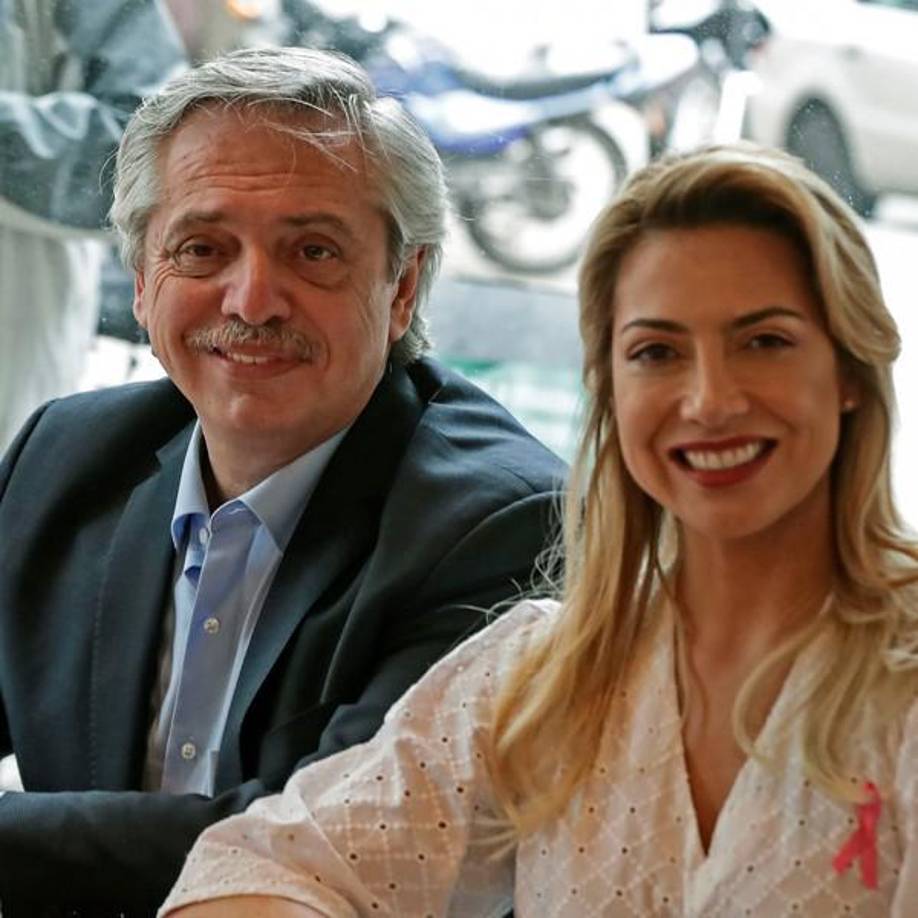 La justicia allanó la vivienda del Fernández en Buenos Aires y secuestró su teléfono móvil, así como le impuso medidas de restricción como prohibir su salida del país, según fuentes judiciales citadas por la prensa local.