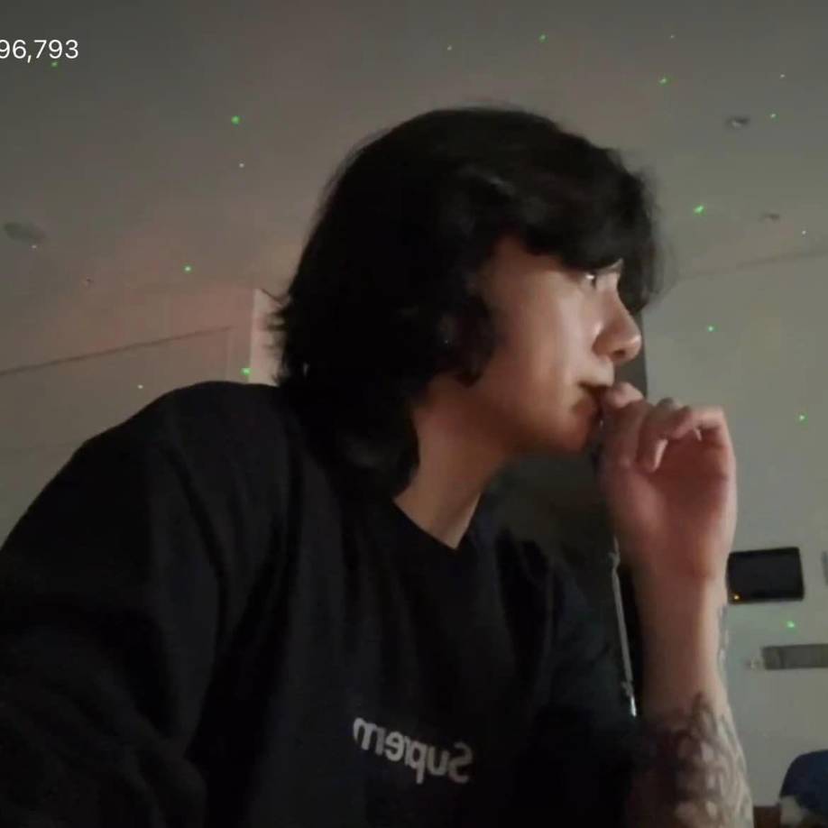 Ese mismo día J-Hope, estrenó su reciente tema en solitario: On the Street, una colaboración con el rapero estadounidense J. Cole. JK les contó a sus fans que no lo había visto antes, así que dejó de leer comentarios y se concentró en ver el video de J-Hope. Las lágrimas comenzaron a rodarle por las mejillas. Las fans que lo presenciaron se conmovieron por su reacción.