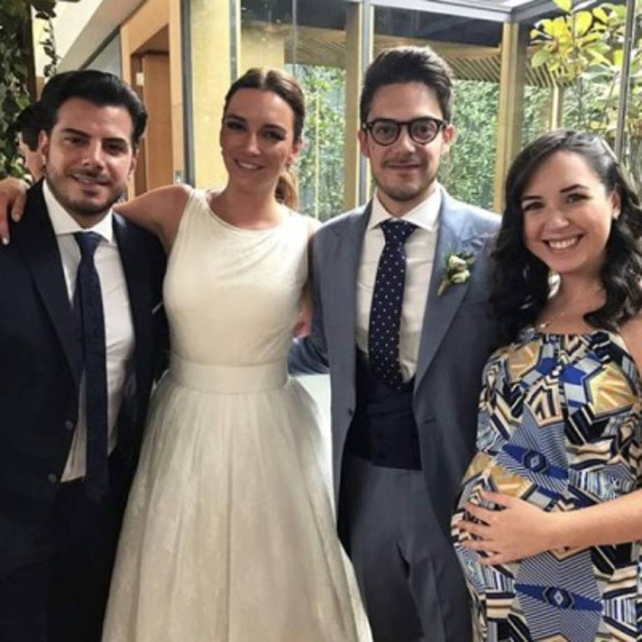 La 'niña rara' de la Familia Peluche, sostuvo una relación amorosa con Roberto Flores misma que duró desde 2014 y hasta 2017, estando casados solamente por 10 meses.