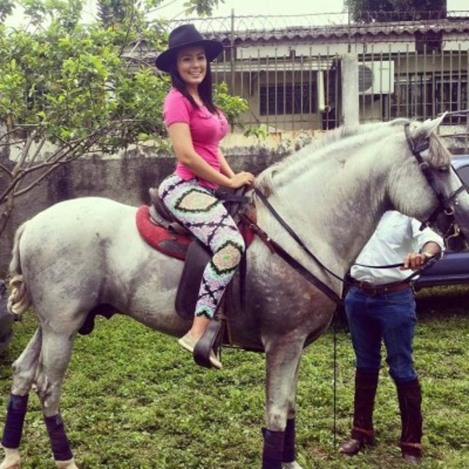 La periodista hondureña Elsa Oseguera es considerada la Kim Kardashian de la televisión por su exhuberante cuerpo.