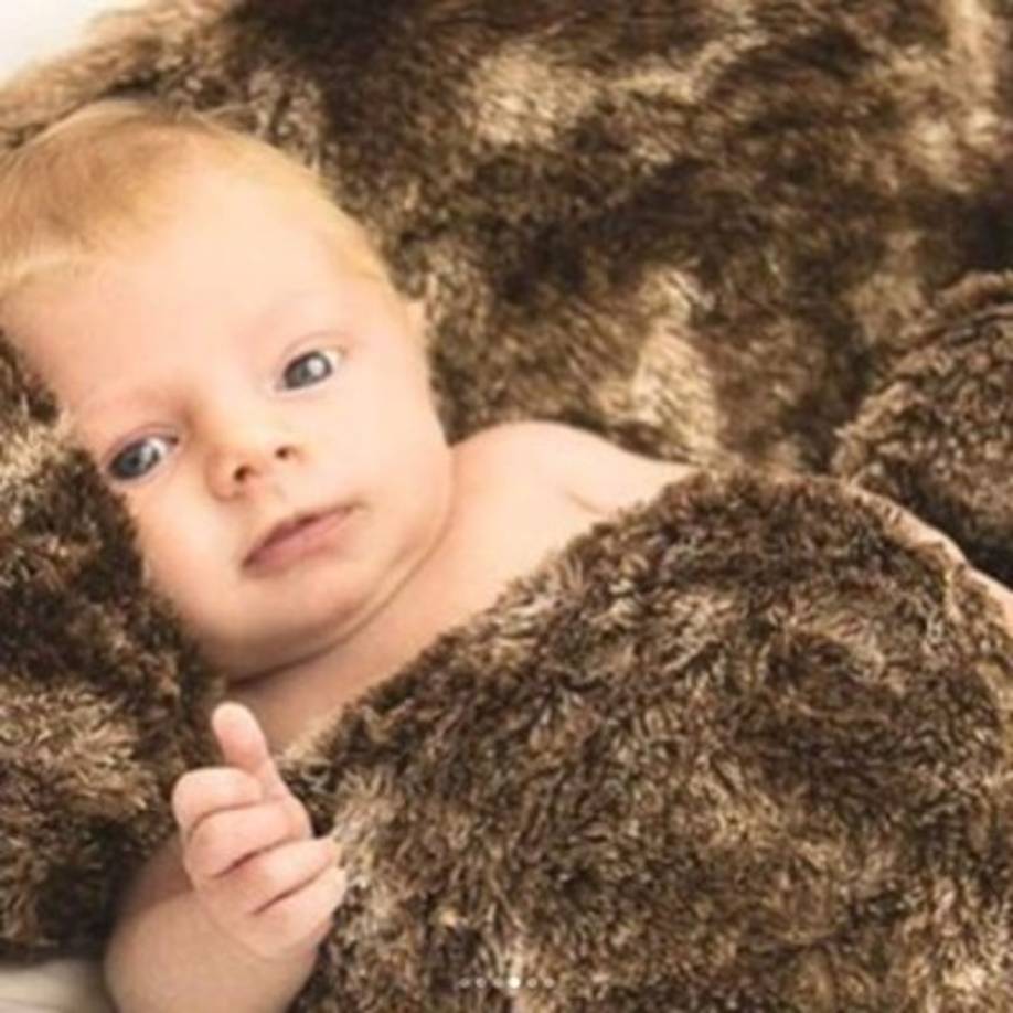 <br/> Hasta ahora, ambos habían mantenido oculto el rostro del pequeño, ya que ella dio la exclusiva a la revista People en Español.