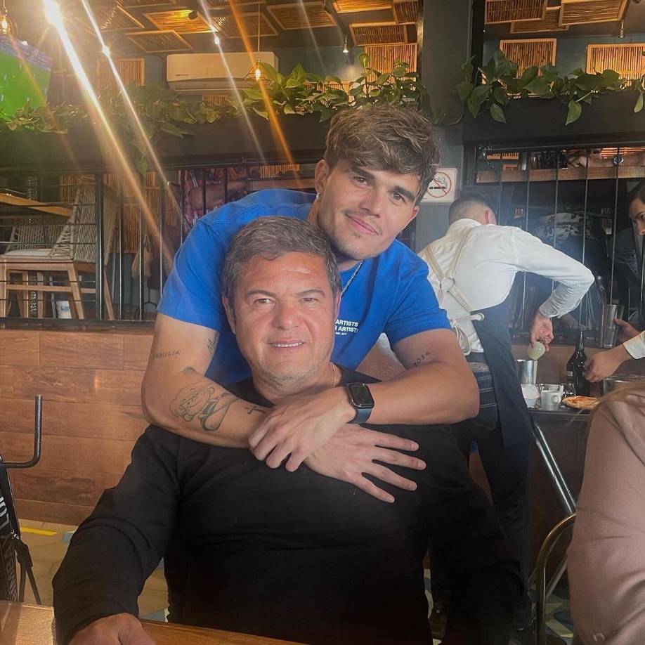 Daniel Guzmán Castañeda, también conocido como Daniel Guzmán Jr., es hijo del popular exjugador y entrenador mexicano, Daniel “El Travieso” Guzmán, futbolista que salió campeón del futbol mexicano en 1993 con el Atlante y posteriormente en 2008 como entrenador con los Santos de la Laguna.