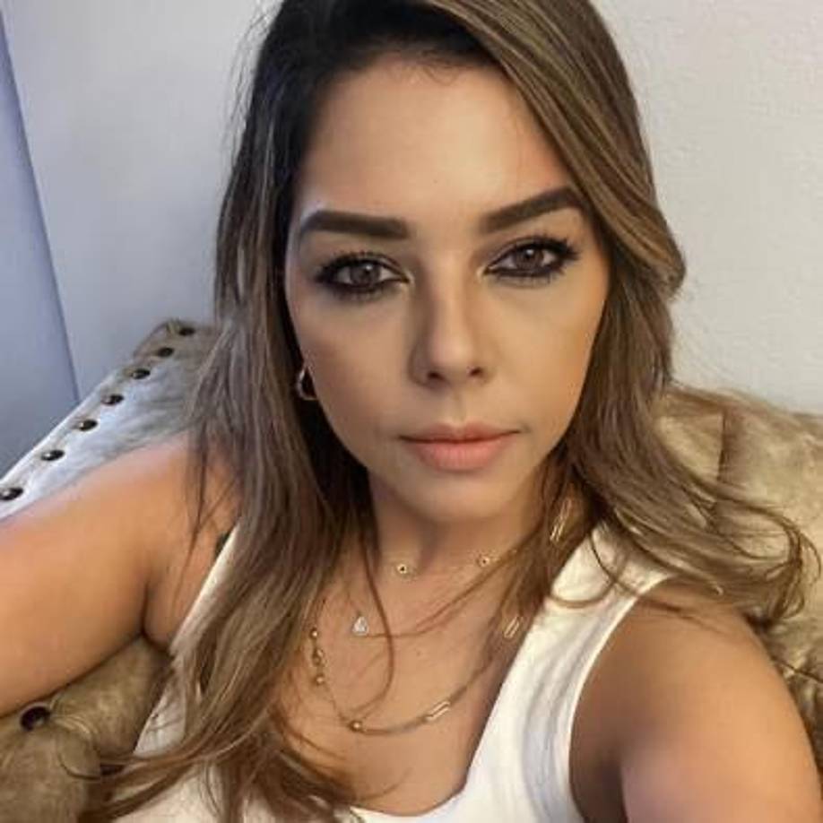 María Mejía es muy activa en la red social Twitter, donde constantemente cuestiona a las autoridades gubernamentales por la forma en que conducen la dirección del país. 