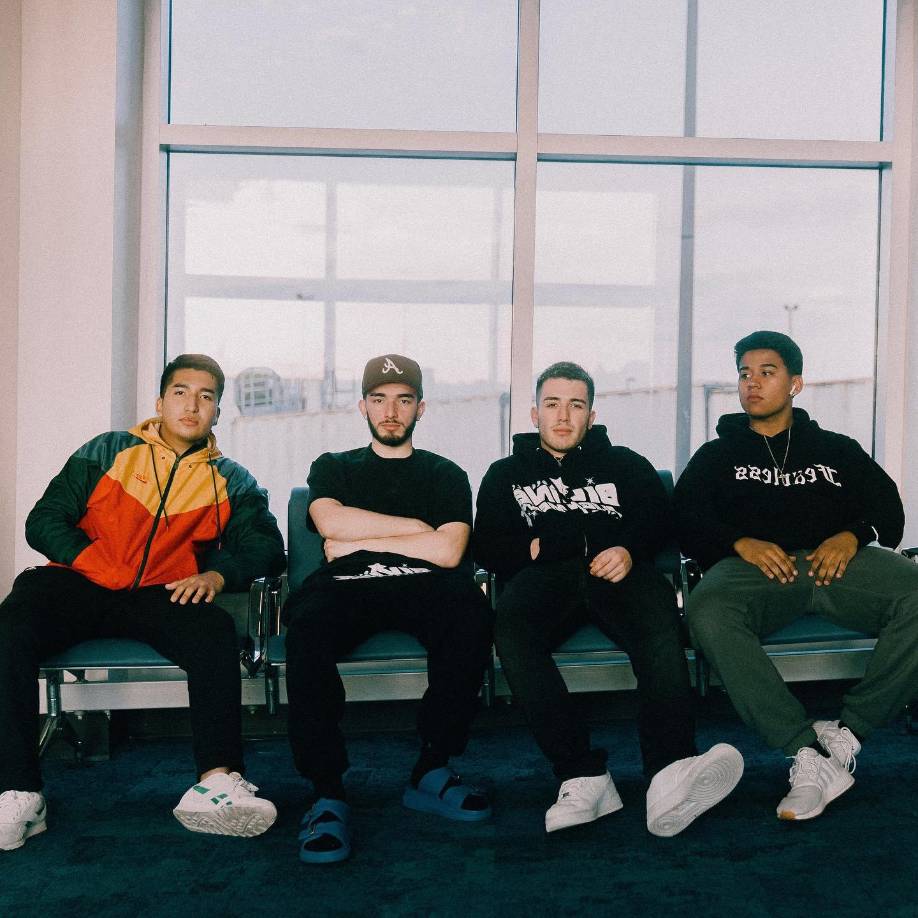 “Desde que era niño soñaba con una nominación a un Latin Grammy y ahora tenemos dos. Hemos trabajado arduamente para lograrlo y finalmente se está materializando”, agregó Tovar, que empezó a cantar junto con su hermano Brian cuando eran adolescentes en su natal San Diego (California, EE.UU.).