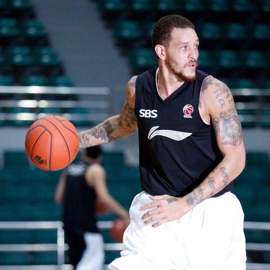 “Señores y señores, les presento a Delonte West. Todavía le queda un largo, largo, camino, pero está dando sus primeros pasos. Les comparto estas imágenes y les agradezco el amor y el apoyo...”, comentó en redes sociales.