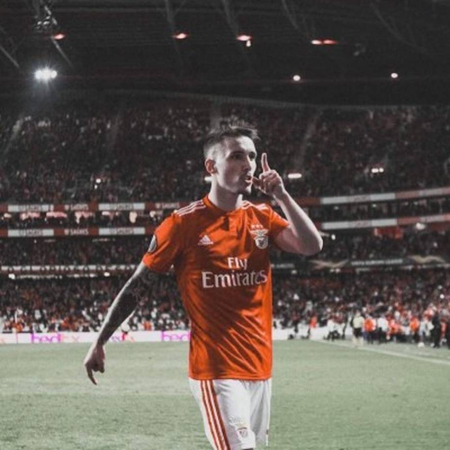 Las direcciones deportivas de Atlético de Madrid y Manchester City parecen haberse fijado en el mismo jugador: Alex Grimaldo, del Benfica. El lateral izquierdo español de 25 está ofreciendo un buen nivel en Portugal y es posible que, durante este verano, de el salto a una Liga de mayor nivel como la inglesa o la española. Foto Facebook Grimaldo.