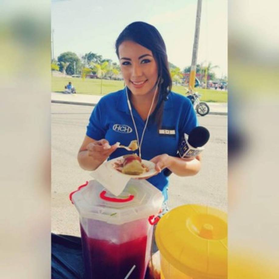 Tras una larga jornada en los desfiles del 15 de septiembre, Elsa Oseguera aprovechó para comerse un rico tamal.