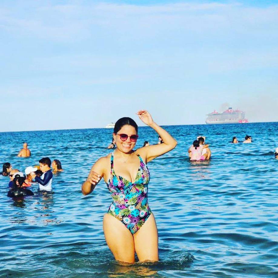 “Disfrutando de un día en la playa”, se lee en el posteo de Ariela en las playas de Miami.