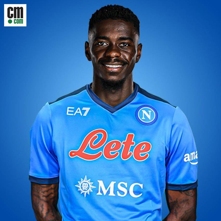 El Napoli incorporó este viernes al defensa inglés Axel Tuanzebe, que llega al equipo italiano procedente del Manchester United tras jugar los últimos seis meses cedido en el Aston Villa. La incorporación del central de 24 años, fue confirmada por el presidente napolitano Aurelio De Laurentiis, en un mensaje en su cuenta de Twitter.