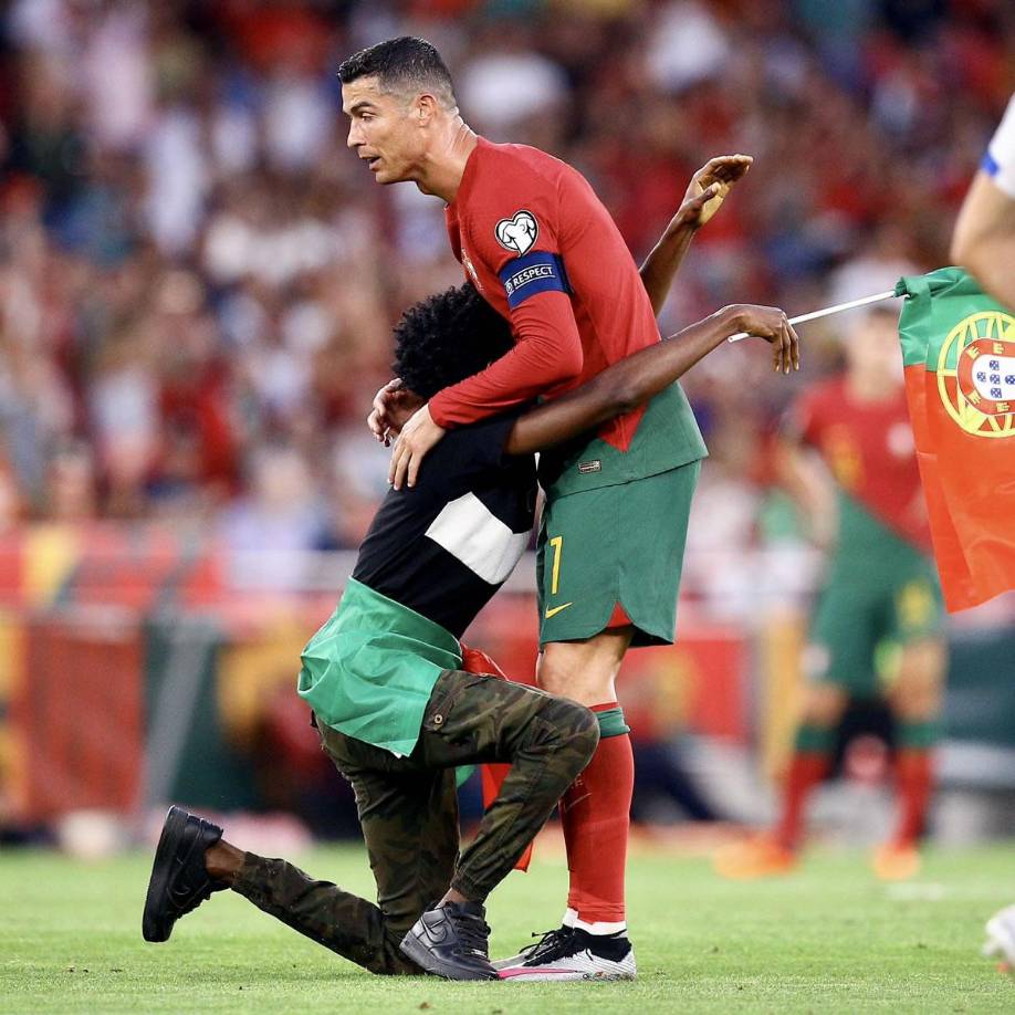 El hincha portugués le dio un tremendo abrazo a Cristiano Ronaldo, que se quedó quieto esperando a las autoridades.