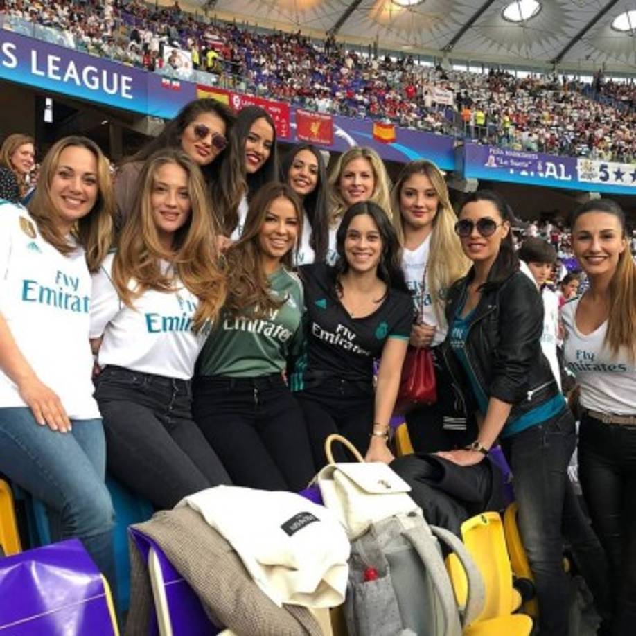 El post, que fue publicado este sábado decía: “Nuestras hermosas WAGS (Esposas y novias, por sus siglas en inglés) donde figuran Vanja Bosnic, esposa de Luka Modric; Andrea Salas, pareja de Keylor Navas; Pilar Rubio, novia de Sergio Ramos; Clarice Alves, novia de Marcelo; María Sánchez, novia de Dani Ceballos y Sara Sálamo, novia de Isco Alarcón.