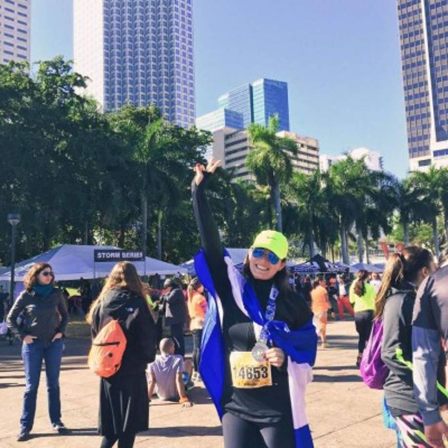 Carmen también le gusta mantenerse saludable por eso corre.