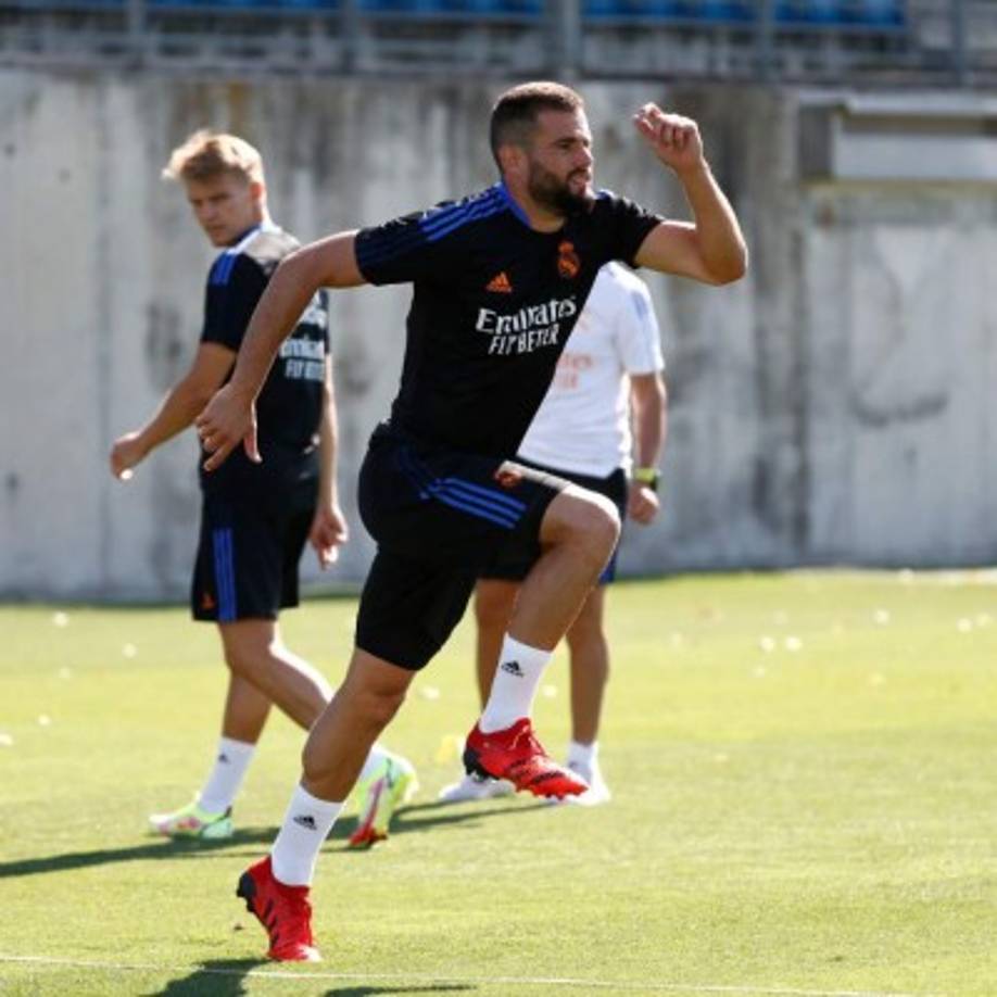 Nacho Fernández sale de titular en el centro de la defensa. Es uno de los llamados a comandar la zona baja ante la salida de Sergio Ramos.