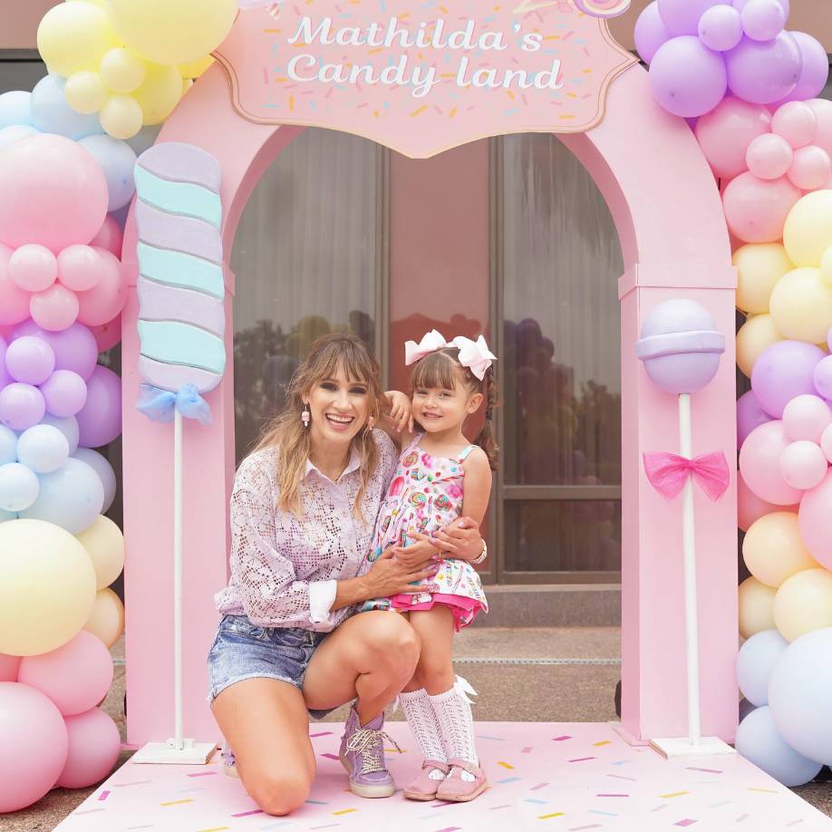 El dúo de baladas pop compartió varias imágenes de la celebración que disfrutó la pequeña Mathilda, hija de Hanna y sobrina de Ashley. La niña fue sorprendida con una fiesta temática de “candy”, en la que las paletas, los cupcakes y muchos dulces formaron parte de la espectacular decoración que montaron para que disfrutara de esta especial fecha.