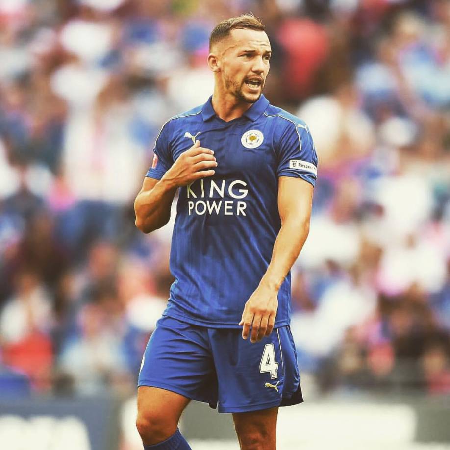 En su cuenta de Instagram cuenta con casi 600 mil seguidores en Instagram y le gusta hacer bromas sobre su apellido y beber agua.