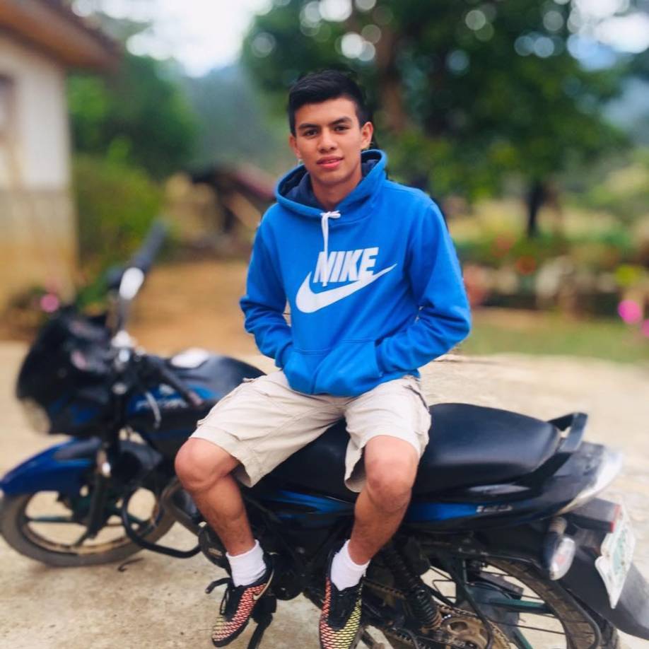 Josué mencionó que, cuando se vino la tormenta, él se pudo meter a una casa vecina, solo, y escuchaba el estruendo afuera, a la vez que veía como esta construcción se meneaba.