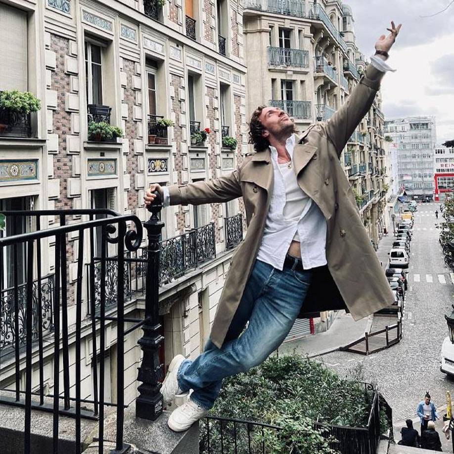 Con una altura de aproximadamente 1.80 m y 80 kg, Aaron Taylor-Johnson sigue rigurosamente una tabla de entrenamiento, alternando los días para los diferentes grupos musculares.