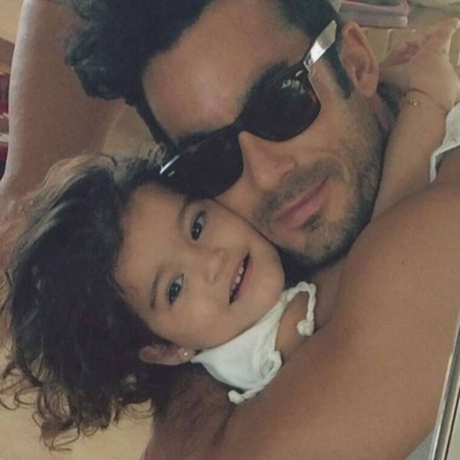 Aaron no sólo comparte foto de su cuerpo sino de los momentos que pasan junto a sus hijas.