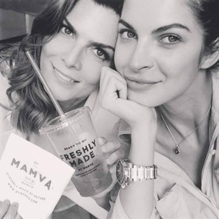 Montserrat Oliver, de 49 años con su novia la modelo Yaya Kosikova, 29.