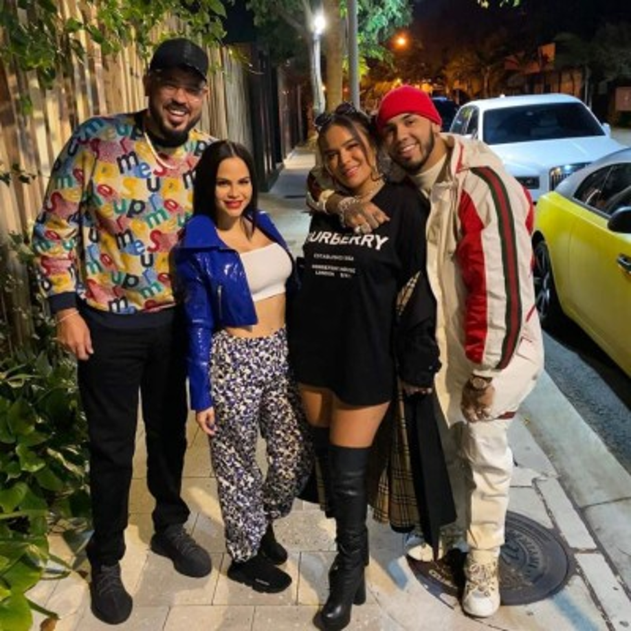 Esta foto es la que más ha levantado sospechas de una posible relación, ya que ellos indicaron que era una cita. Y se puede ver la pareja junto a Karol G y Anuel AA. Sin Duda, Natti y Pina tienen algo más que una relación laboral. Pronto lo sabremos.