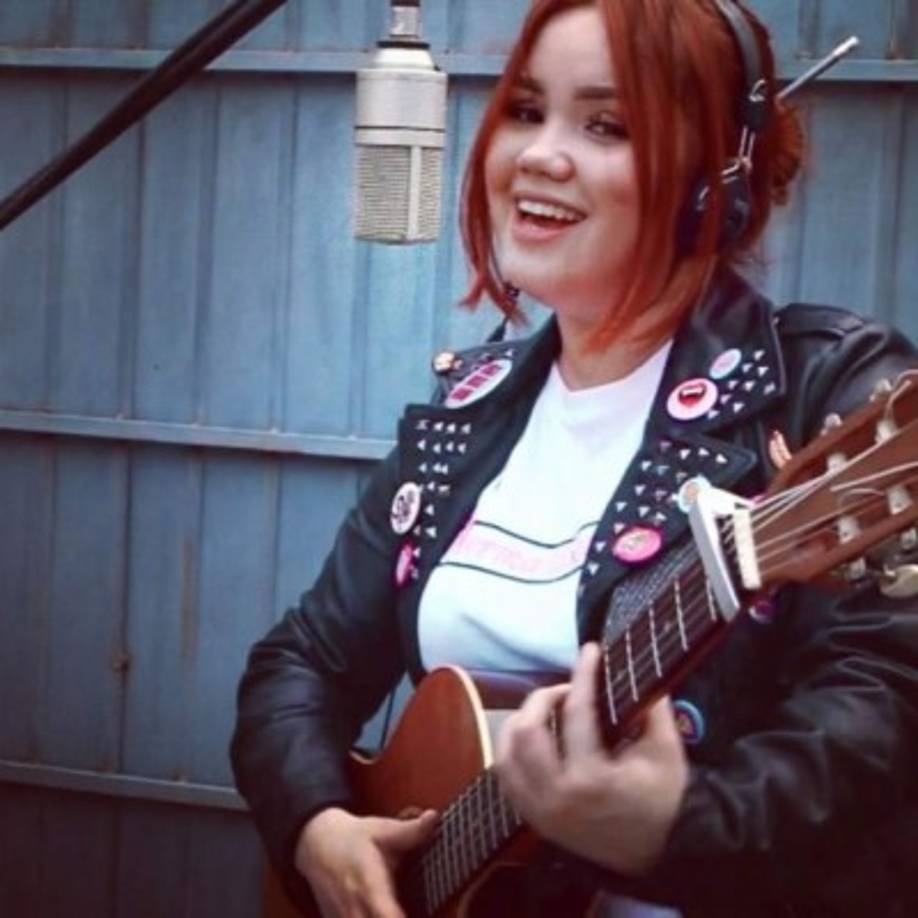 “No me sentía agusto, pero era algo mental de no aceptarme a mí misma tal cual era. Era una persona con sobrepeso, pesaba alrededor de 78 kilos y sí, me hacían bullying”, contó en ese momento Dalú.