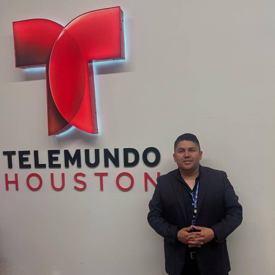 El hondureño originario de Macuelizo, Santa Bárbara, Martín Ortiz anunció recientemente que fue contratado por la cadena de televisión más grande en los Estados Unidos, Telemundo en Houston, Texas.