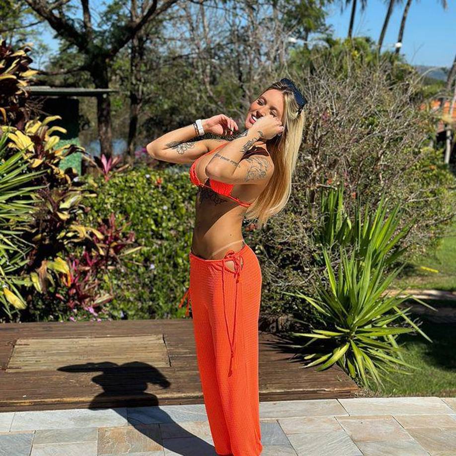 De esta forma el defensor presenta oficialmente a su nueva pareja que ha cautivado a muchos con su belleza.