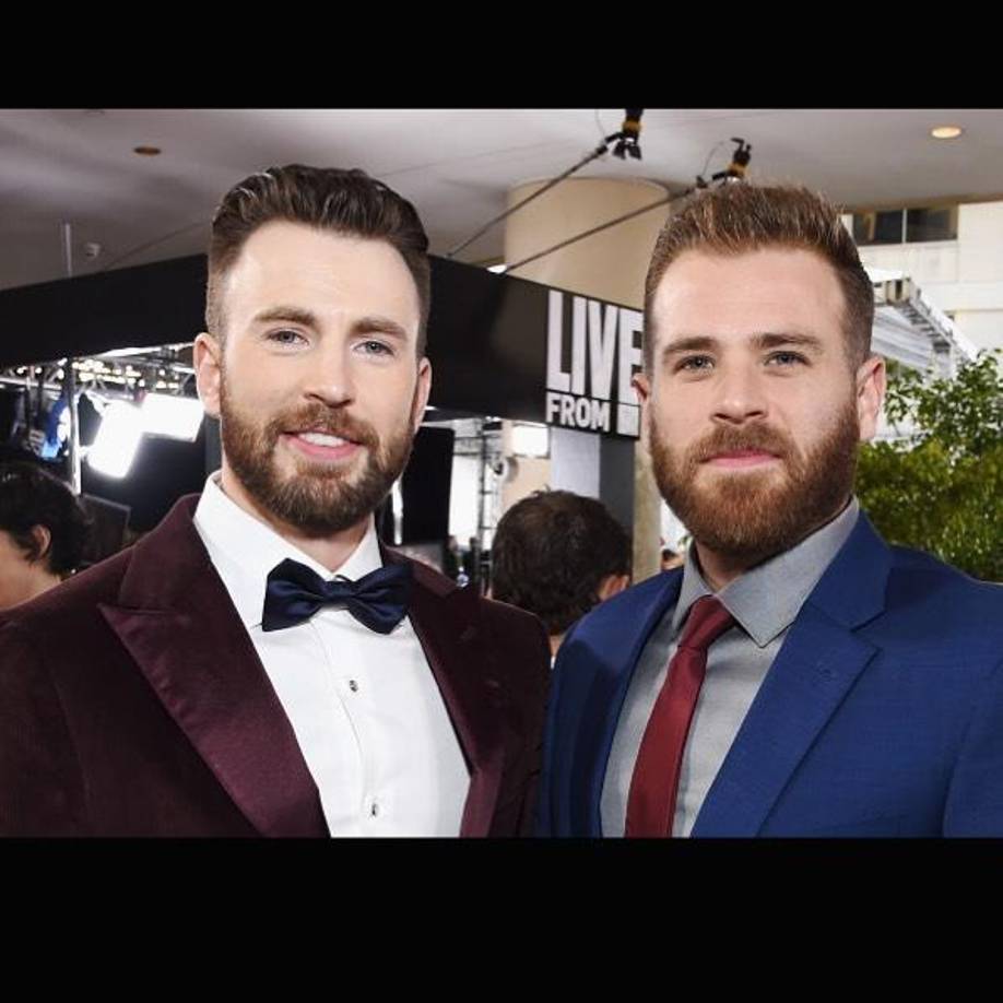  “Mi hermano y yo siempre dijimos que fuimos el primer mejor amigo del otro“, dijo una vez en una entrevista. “Siempre hay algunos baches en el camino, pero siempre nos hemos mantenido muy cerca... probablemente molestamente cerca”, lo dijo entre risas. Ambos suelen hacerse muchas bromas entre sí.