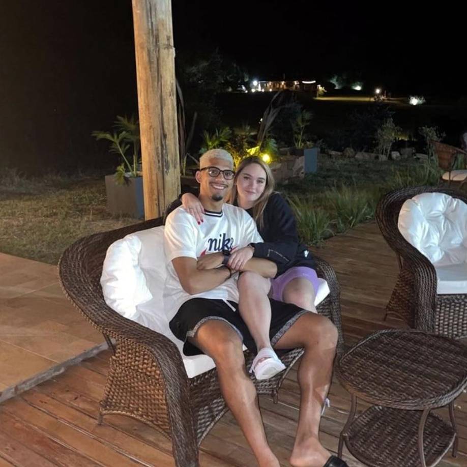 Ronald Araújo, central uruguayo del Barcelona, aprovecha las vacaciones navideñas para estar con su pareja.