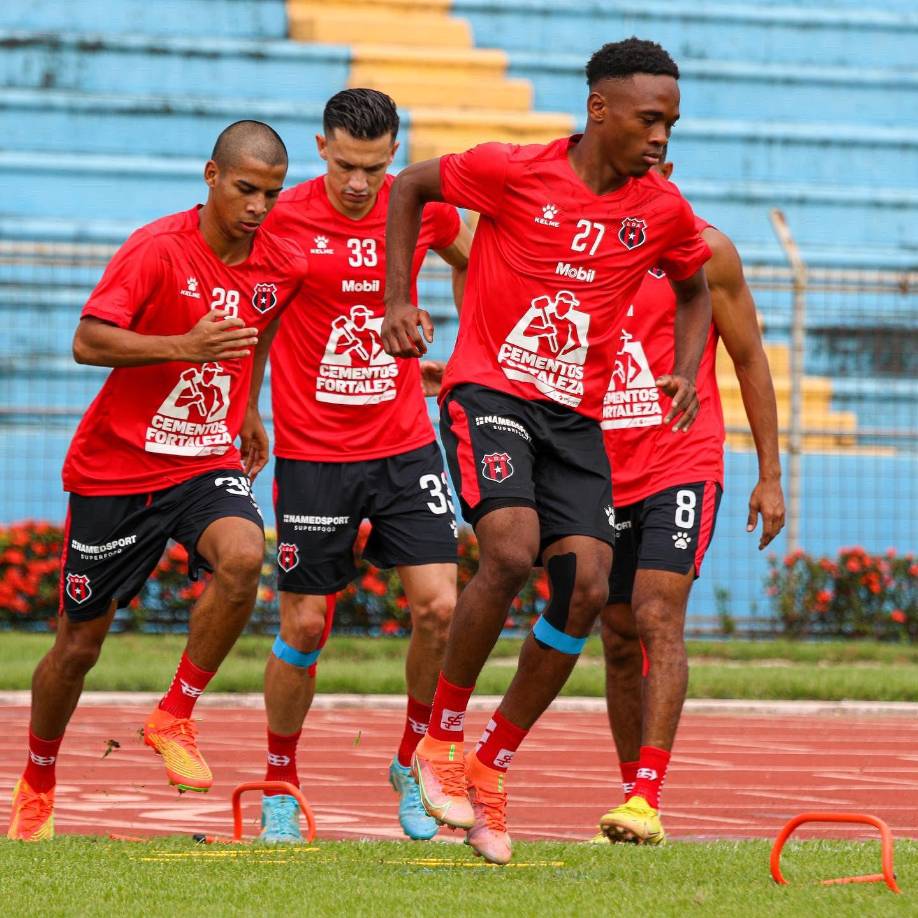 El plantel de la Liga Deportiva Alajuelense entrenó este lunes por la mañana en la cancha del estadio Olímpico, el otro estadio que tiene San Pedro Sula.
