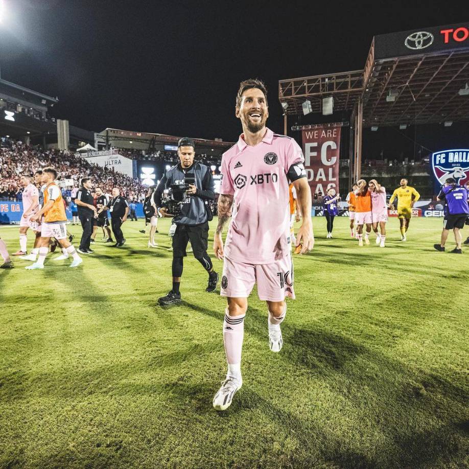 Y es que la presencia de Lionel Messi hace que miles de aficionados quieran tomarse una foto o conseguir un autógrafo para conservarlo como un gran recuerdo.
