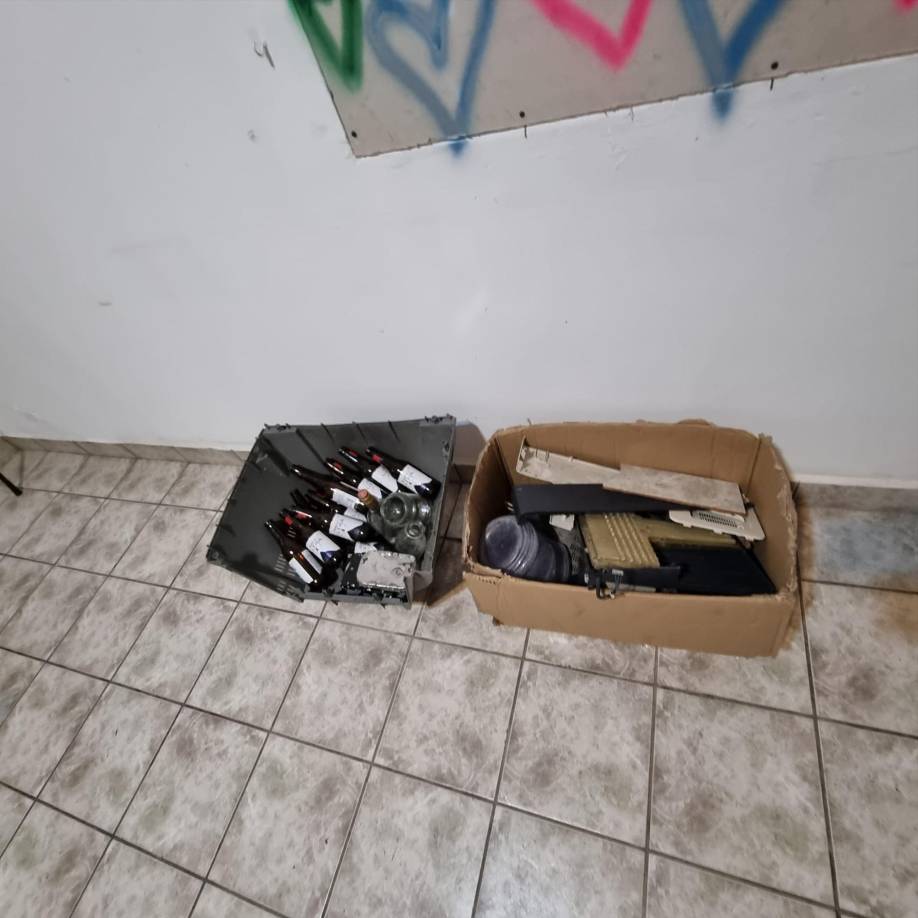 Para las sesiones son utilizados generalmente platos, tazas, botellas de vidrio, muebles o incluso electrodomésticos.