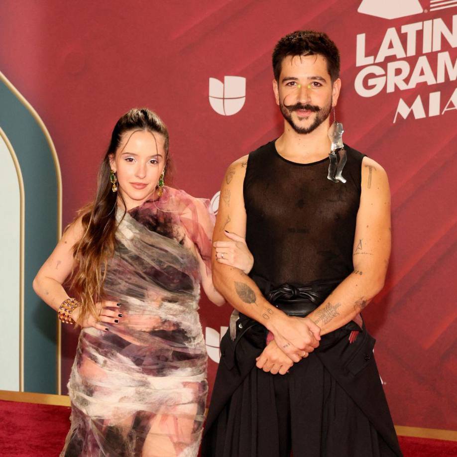 En ese momento, la pequeña Índigo empieza a toser y Camilo centra su atención en ella, incluso, muestra un gesto de preocupación, pero se relaja un poco y sigue narrando la emoción que siente de viajar a Colombia.