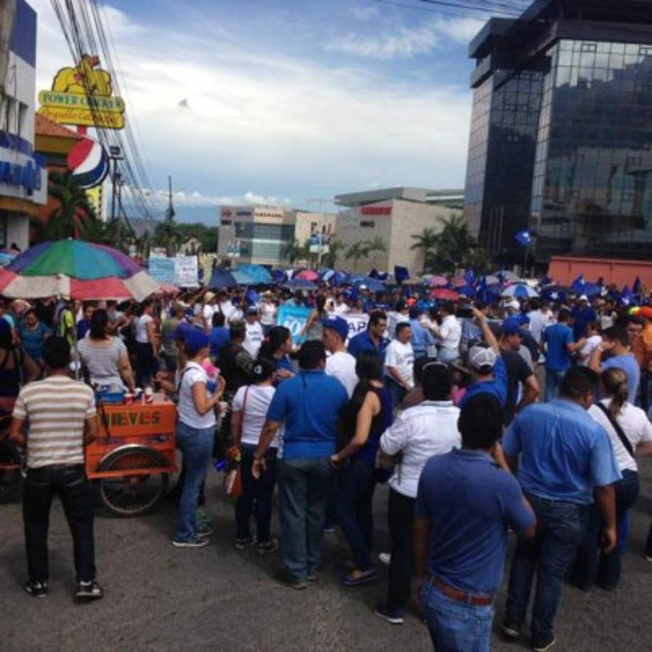 Nacionalistas marchan por avenida Circunvalación de San Pedro Sula.